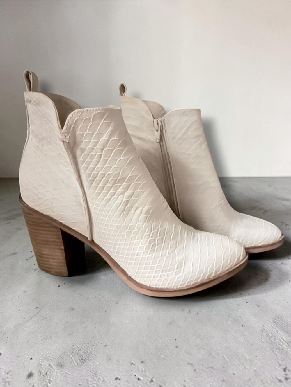 Bin 1C Nwot Mia Erik bootie Women's Cream Textured Block Heel Ankle Boot